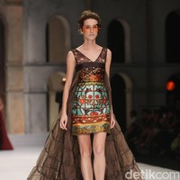 Fashion show Sebasian Gunawan di koleksi terbarunya yang bertajuk Whisper/Roar yang digelar di Ballroom Hotel Ritz Calton, Pasific Place, Jakarta Selatan. Selasa [10/10/2017]. [Foto: Mohammad Abduh/Wolipop]