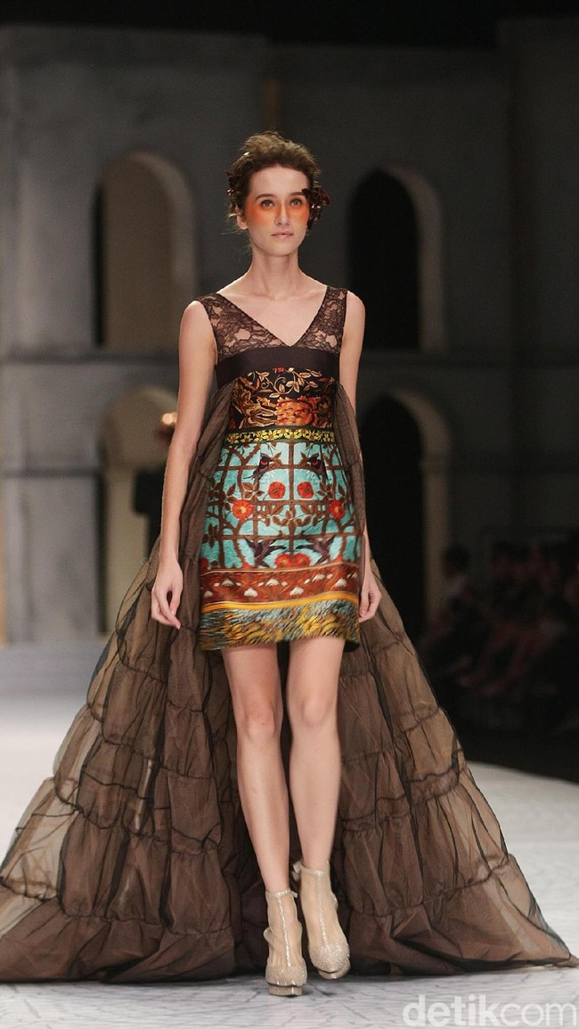 Fashion show Sebasian Gunawan di koleksi terbarunya yang bertajuk Whisper/Roar yang digelar di Ballroom Hotel Ritz Calton, Pasific Place, Jakarta Selatan. Selasa [10/10/2017]. [Foto: Mohammad Abduh/Wolipop]