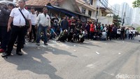 Massa memenuhi Jalan Anggrek Nelly dekat kantor DPP Golkar.
