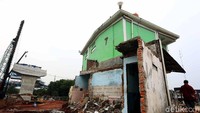 Masjid tersebut berdiri di depan tiang-tiang pancang tol Becakayu.