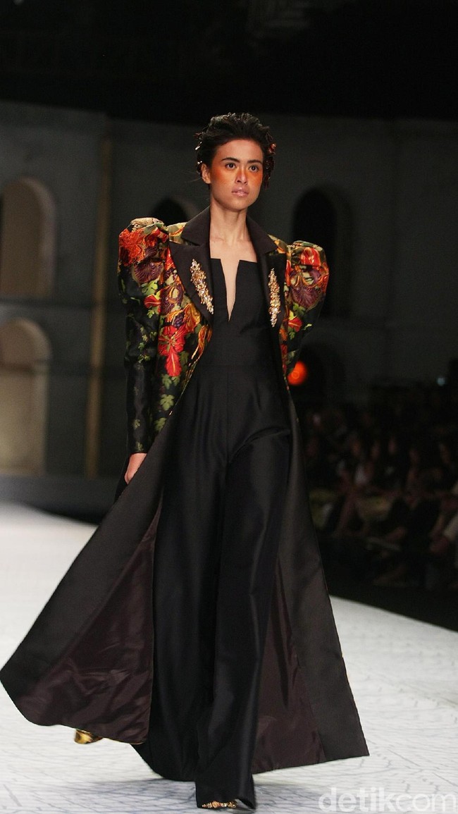 Fashion show Sebasian Gunawan di koleksi terbarunya yang bertajuk Whisper/Roar yang digelar di Ballroom Hotel Ritz Calton, Pasific Place, Jakarta Selatan. Selasa [10/10/2017]. [Foto: Mohammad Abduh/Wolipop]