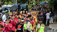 Aksi tersebut menjadi pusat perhatian warga.