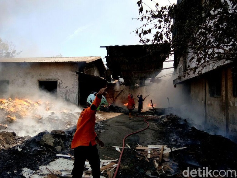 Gudang Afalan Pabrik Sandal di Mojokerto Ludes Terbakar Gudang Afalan Pabrik Sandal di Mojokerto Ludes Terbakar