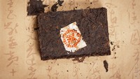 Teh Pu-er merupakan fermentasi teh hitam dari Yunnan. Warnanya cokelat pekat dan sangat ampuh tutunkan kolesterol dan berat badan. Foto: Istimewa
