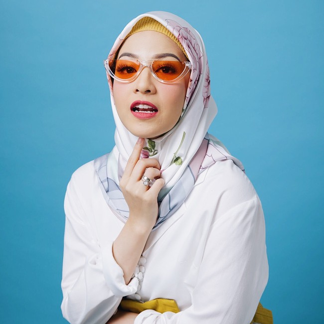 Natasha Rizky juga suka mengenakan ciput rajut anti pusing. Ketika sesi pemotretan kali ini, ia tampil dengan ciput rajut anti pusing warna kuning kunyit dan jilbab bermotif. Foto: Dok. Instagram