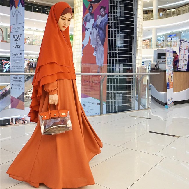 Untuk kondangan, padu padan hijab syari ala Lyra Virna ini bisa menjadi inspirasi. Model hijab syari yang polos hanya dengan permainan warna lebih berani membuat penampilan Anda lebih modern. Foto: Dok. Instagram @lyravirna