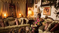 Willie Mae, justru menikmati makan malamnya di ruang tamu. Tidak beralas meja, ia hanya memegang piring dan menikmatinya dengan tangan. Mirip orang Indonesia ya? Foto: Lois Bielefeld