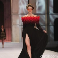 Fashion show Sebasian Gunawan di koleksi terbarunya yang bertajuk Whisper/Roar yang digelar di Ballroom Hotel Ritz Calton, Pasific Place, Jakarta Selatan. Selasa [10/10/2017]. [Foto: Mohammad Abduh/Wolipop]