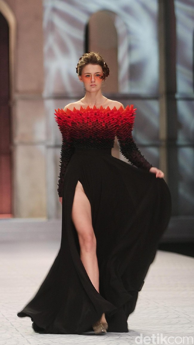 Fashion show Sebasian Gunawan di koleksi terbarunya yang bertajuk Whisper/Roar yang digelar di Ballroom Hotel Ritz Calton, Pasific Place, Jakarta Selatan. Selasa [10/10/2017]. [Foto: Mohammad Abduh/Wolipop]