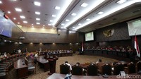 Dalam sidang kali ini, majelis memutar rekaman antara Komisi III DPR dan KPK.