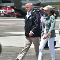 Gaya busana Melania Trump jadi bulan-bulanan netizen di media sosial. Kali ini karena memakai boots Timberland saat mengunjungi korban Topan Maria di Puerto Rico. Pengguna Twitter menyebut Melania seperti sedang mau pergi kerja ke Puerto Rico. Foto: Ist