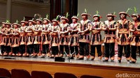 Dalam pesta pembukaan Europalia Arts Festival Indonesia, tiga tarian daerah ditampilkan di depan para undangan. Ini adalah aksi dari tim Saman Gayo Lues.