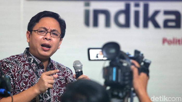 Direktur Indikator Politik Indonesia, Burhanuddin Muhtadi memaparkan hasil survei kepuasan 3 tahun  pemerintahan Jokowi-JK di Jakarta, Rabu (11/10/2017). Hasilnya, 7,95 persen mengatakan sangat puas dan 60,3 persen memilih cukup puas terhadap kinerja Jokowi. Sisanya, 27,23 persen, mengatakan kurang puas dan 2,26 persen mengatakan tidak puas sama sekali. Hadir dalam rilis survei tersebut, politisi Partai Demokrat Roy Suryo, politisi PDIP Puti Guntur Soekarno, dan politisi Partai Gerinda Nizar Zahro. (Ari Saputra/detikcom)