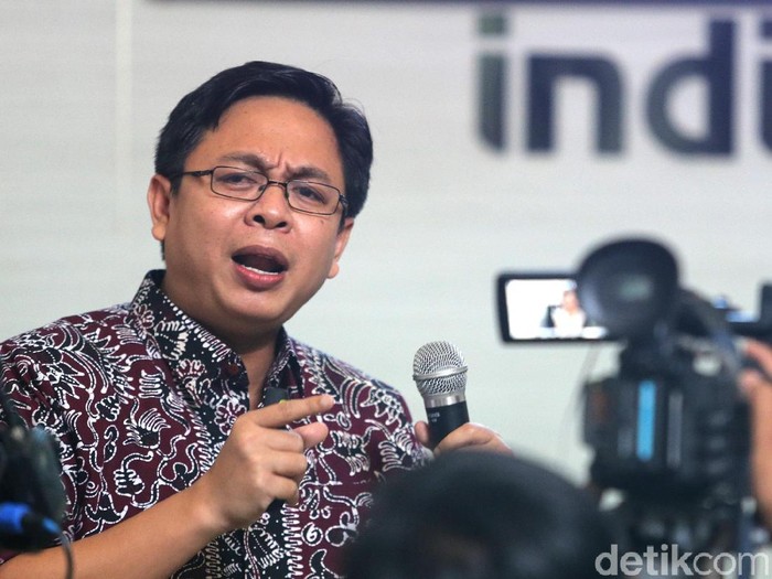 Direktur Indikator Politik Indonesia, Burhanuddin Muhtadi memaparkan hasil survei kepuasan 3 tahun  pemerintahan Jokowi-JK di Jakarta, Rabu (11/10/2017). Hasilnya, 7,95 persen mengatakan sangat puas dan 60,3 persen memilih cukup puas terhadap kinerja Jokowi. Sisanya, 27,23 persen, mengatakan kurang puas dan 2,26 persen mengatakan tidak puas sama sekali. Hadir dalam rilis survei tersebut, politisi Partai Demokrat Roy Suryo, politisi PDIP Puti Guntur Soekarno, dan politisi Partai Gerinda Nizar Zahro. (Ari Saputra/detikcom)
