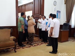 Pertemuan Risma dengan Soekarwo Diwarnai Tawa Canda, Ini Ceritanya