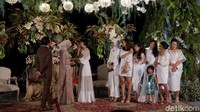 Bella tampak bahagia saat geng Aneka Rianya menghampiri.