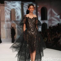 Fashion show Sebasian Gunawan di koleksi terbarunya yang bertajuk Whisper/Roar yang digelar di Ballroom Hotel Ritz Calton, Pasific Place, Jakarta Selatan. Selasa [10/10/2017]. [Foto: Mohammad Abduh/Wolipop]