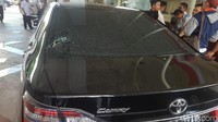 Ada pula mobil yang rusak terkena lemparan batu. Foto: Kemendagri diserang (Zunita-detikcom)