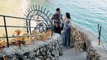 Nikita Willy Pamer Punggung saat Berjemur di Pinggir Pantai