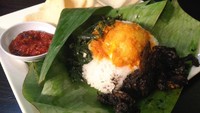 Walkung Drums punya Nasi Daun dengan Cumi Hitam. Nasi berbungkus daun pisang dinikmati bersama cumi yang empuk dn tidak alot.
