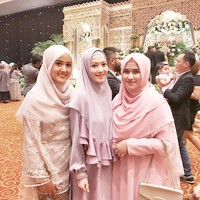 Tampil cantik dengan hijab syari untuk kondangan seperti gaya Lyra Virna yang satu ini. Ia memilih khimar dengan permainan ruffle di bagian bawah. Gamis panjang polos warna ungu muda membuat penampilannya tetap sederhana dan feminin. Foto: Dok. Instagram @lyravirna