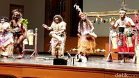 Tepuk tangan penonton juga riuh ketika melihat penampilan lima orang Papua yang tergabung dalam Voices of Papua. Apalagi salah satu dari mereka tampak memakai koteka, pakaian untuk menutupi alat kemaluan laki-laki. Lima penyanyi Papua ini menampilkan keindahan musik tradisional mereka.