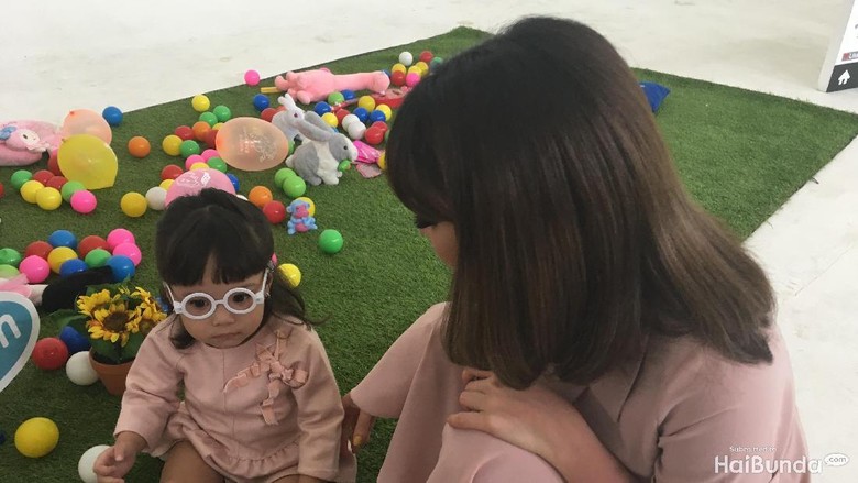Sabarnya Mama Gisel Membujuk si Kecil Gempi Supaya Nurut (Foto: Radian Nyi S) Sabarnya Mama Gisel Membujuk si Kecil Gempi Supaya Nurut (Foto: Radian Nyi S)