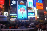 Ramainya wisatawan yang mau foto bareng Glico Man (Wahyu/detikTravel)