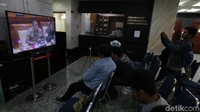 Pengunjung sidang juga menyaksikan video itu.