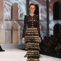 Fashion show Sebasian Gunawan di koleksi terbarunya yang bertajuk Whisper/Roar yang digelar di Ballroom Hotel Ritz Calton, Pasific Place, Jakarta Selatan. Selasa [10/10/2017]. [Foto: Mohammad Abduh/Wolipop]