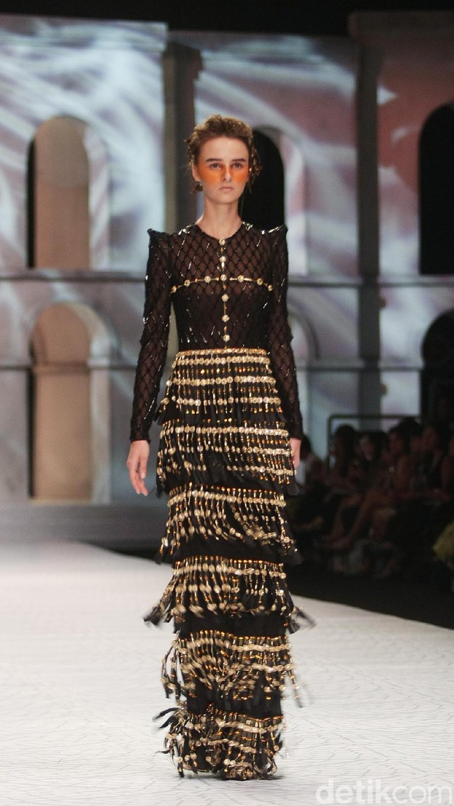Fashion show Sebasian Gunawan di koleksi terbarunya yang bertajuk Whisper/Roar yang digelar di Ballroom Hotel Ritz Calton, Pasific Place, Jakarta Selatan. Selasa [10/10/2017]. [Foto: Mohammad Abduh/Wolipop]