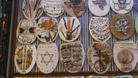 Tidak satupun tutupan toilet ini kotor dan menjijikan. Namun, kamu akan menemukan tutupan toilet yang didekorasi menjadi ukisan, benda-benda unik, sampai plakat dan piala (Barney Smiths Toilet Seat Art Museum/Facebook)