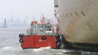 Petugas pandu menaiki kapal KM Nggapulu milik PT. PELNI saat akan bersandar di pelabuhan Tanjung Priok, Jakarta, Rabu (10/11/2017). 