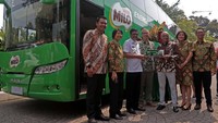 Penyerahan bus tingkat dilakukan oleh Presiden Direktur PT Nestle Indonesia Dharnesh Gordhon kepada Presiden Direktur TransJakarta Budi Kaliwono dengan disaksikan oleh Gubernur DKI Jakarta Djarot Saiful Hidayat di Balai Kota DKI Jakarta.