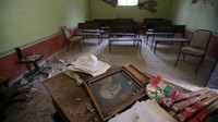 Potret pahlawan kemerdekaan Meksiko, Hidalgo, di dalam Kantor Balai Kota, setelah gempa bumi menggunjang San Jose Platnar, Meksiko, 28 September 2017 lampau. (REUTERS/Edgard Garrido)