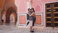 Ini pose mereka kala berlibur ke India. Foto: Instagram/alexandra.asma