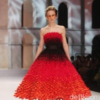 Fashion show Sebasian Gunawan di koleksi terbarunya yang bertajuk Whisper/Roar yang digelar di Ballroom Hotel Ritz Calton, Pasific Place, Jakarta Selatan. Selasa [10/10/2017]. [Foto: Mohammad Abduh/Wolipop]