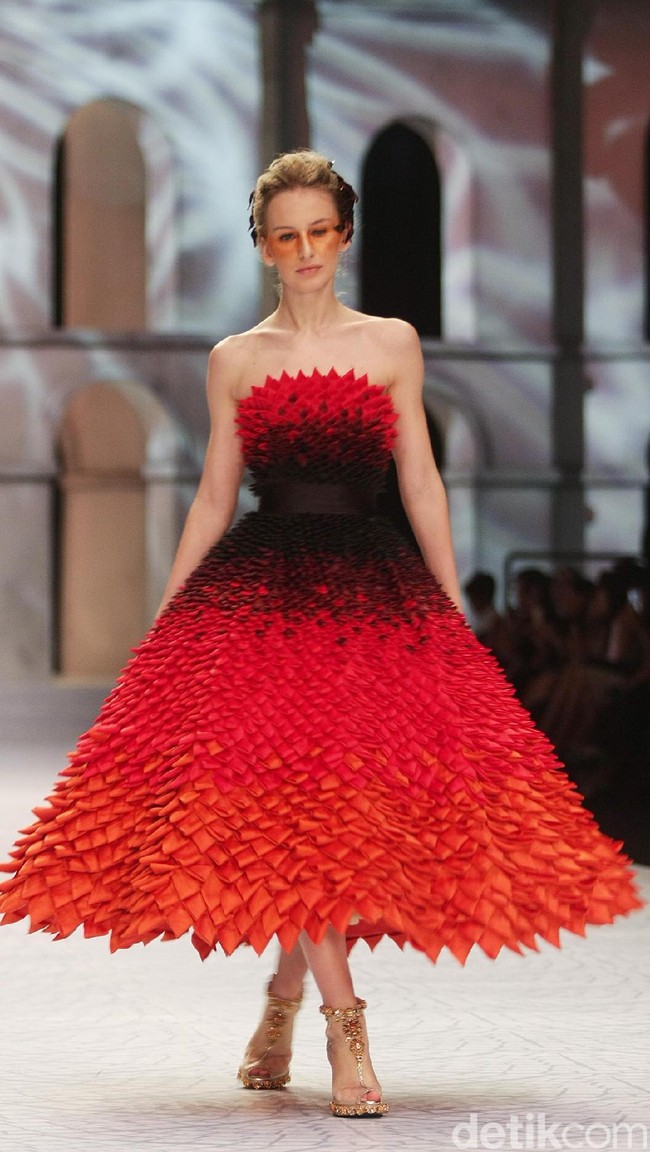 Fashion show Sebasian Gunawan di koleksi terbarunya yang bertajuk Whisper/Roar yang digelar di Ballroom Hotel Ritz Calton, Pasific Place, Jakarta Selatan. Selasa [10/10/2017]. [Foto: Mohammad Abduh/Wolipop]