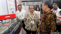 Direktur Utama PT Pelni Insan Purwarisya, Direktur Usaha Angkutan Barang dan Tol Laut Harry Boediarto, dan Direktur Utama PT Pelni logistics Suharyanto hadir dalam pameran.