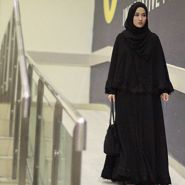Pilihan gamis dan khimar hitam cocok untuk pergi kondangan di malam hari. Seperti model hijab syari Lyra Virna yang serba hitam dengan tambahan lace untuk memberikan kesan elegan. Foto: Dok. Instagram @lyravirna