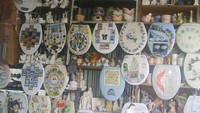 Museum unik ini bernama Barney Smiths Toilet Seat Art Museum. Destinasi unik ini berada di Kota San Antonio, Texas, Amerika Serikat (Barney Smiths Toilet Seat Art Museum/Facebook)