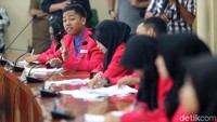 ke-21 remaja mengikuti rapat pimpinan tentang isu perkawinan usia anak. Dengan serius para remaja ini berperan (roleplay) menjadi menteri, sekretaris menteri dan deputi kementerian.
