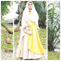 Coba gaya hijab syari yang layering dan bertumpuk ala Lyra Virna. Meski demikian, penampilannya tetap anggun dan tidak kelihatan berlebihan.  Foto: Dok. Instagram @lyravirna