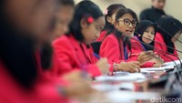 Sebanyak 21 remaja dari berbagai provinsi mengikuti program Sehari Jadi Menteri. Mereka menggelar rapat dan berkantor di Kementerian Pemberdayaan Perempuan dan Perlindungan Anak (KPPPA).