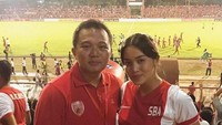 Subhan yang merupakan keponakan Wapres Jusuf Kalla mengajak tunangannya nonton bola Liga 1. Foto: Instagram/alexandra.asma