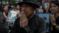 Ratusan ribu pelayat yang berpakaian hitam diperkirakan akan menginap selama berhari-hari di dekat Grand Palace di Bangkok untuk dapat melihat dari dekat upacara yang akan dijaga oleh 78.000 polisi. Kremasi jenazah Raja Bhumibol akan memasuki puncak upacara pada 26 Oktober mendatang. Reuters/Athit Perawongmetha.