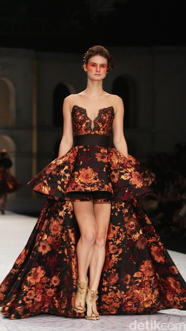 Fashion show Sebasian Gunawan di koleksi terbarunya yang bertajuk Whisper/Roar yang digelar di Ballroom Hotel Ritz Calton, Pasific Place, Jakarta Selatan. Selasa [10/10/2017]. [Foto: Mohammad Abduh/Wolipop]