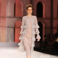 Fashion show Sebasian Gunawan di koleksi terbarunya yang bertajuk Whisper/Roar yang digelar di Ballroom Hotel Ritz Calton, Pasific Place, Jakarta Selatan. Selasa [10/10/2017]. [Foto: Mohammad Abduh/Wolipop]