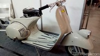 Ruli membuat replika Vespa jadul ini dari nol. Pelat-pelatnya dibuat hingga membentuk Vespa jadul ini.