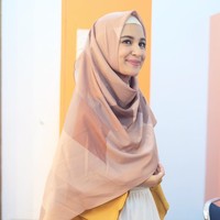 Shireen Sungkar berpenampilan syari dengan ciput rajut anti pusing. Ciput rajut anti pusing menjadi favorit karena bahannya yang elastis dan cocok dipadankan dengan berbagai material kerudung. Foto: Dok. Instagram